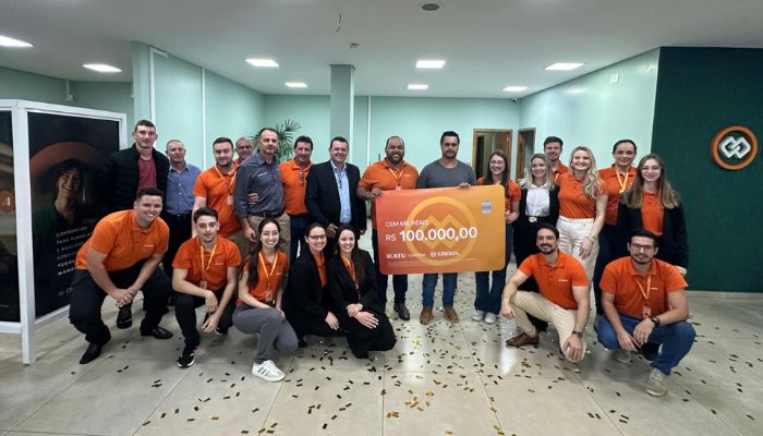Cresol Integração entrega prêmio de R$ 100 mil para cooperado